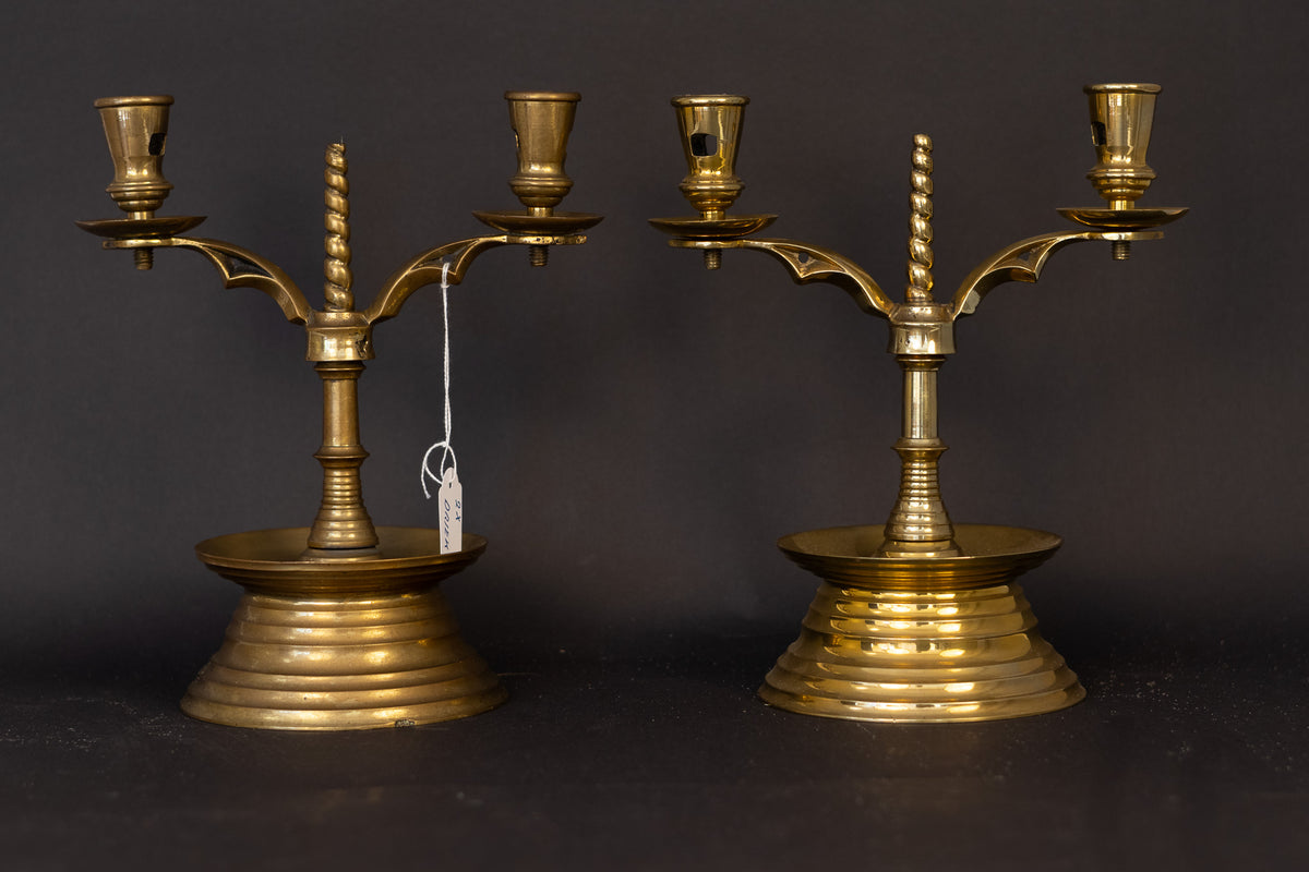 Paar neogotischer Armleuchter aus Messing (2-flammig) – ca. 1880