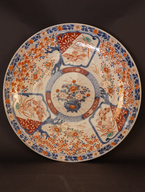 Monumentales Ensemble aus drei frühen japanischen Imari-Prunktellern (44–47 cm) – Edo-Zeit (ca. 1690–1720)