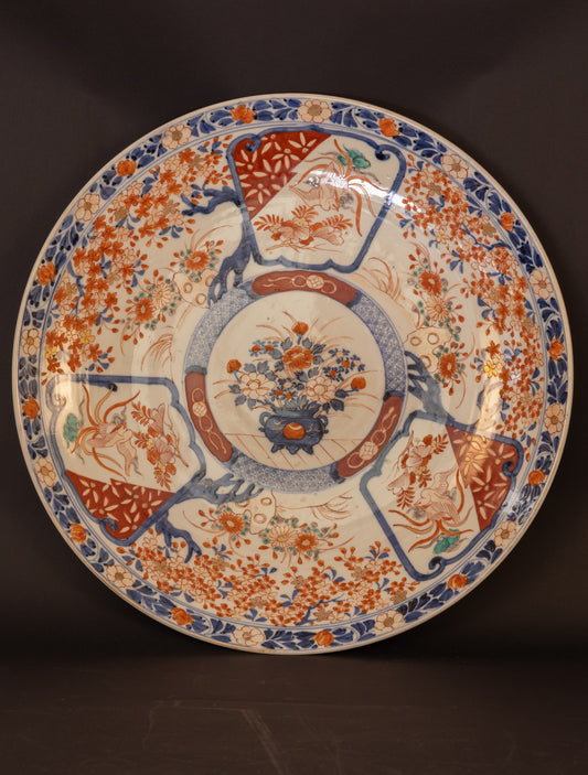 Monumentaal ensemble van drie vroege Japanse Imari pronkschotels (44–47 cm) – Edo-periode (ca. 1690–1720)