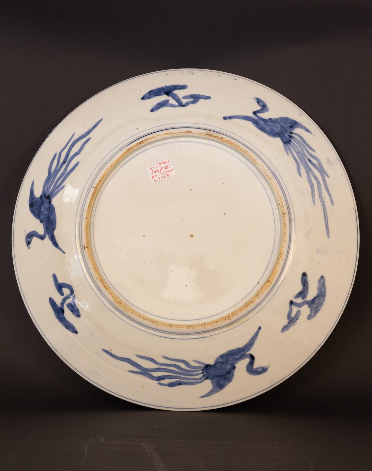 Monumentales Ensemble aus drei frühen japanischen Imari-Prunktellern (44–47 cm) – Edo-Zeit (ca. 1690–1720)
