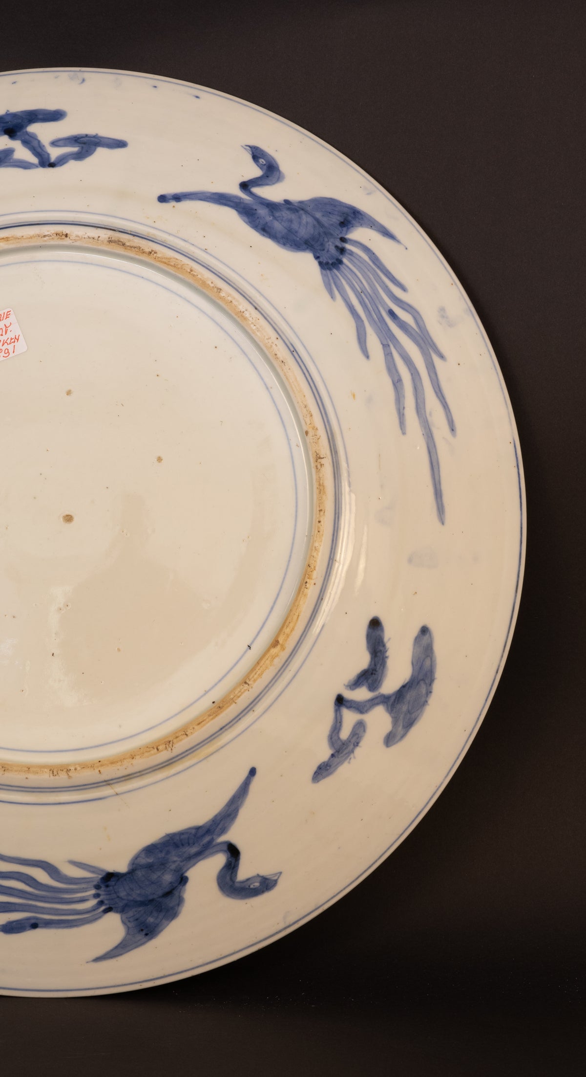 Monumentales Ensemble aus drei frühen japanischen Imari-Prunktellern (44–47 cm) – Edo-Zeit (ca. 1690–1720)