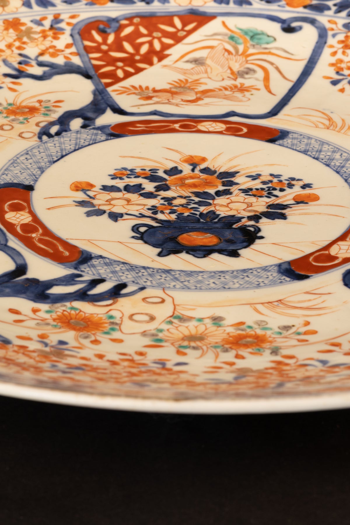 Monumentales Ensemble aus drei frühen japanischen Imari-Prunktellern (44–47 cm) – Edo-Zeit (ca. 1690–1720)