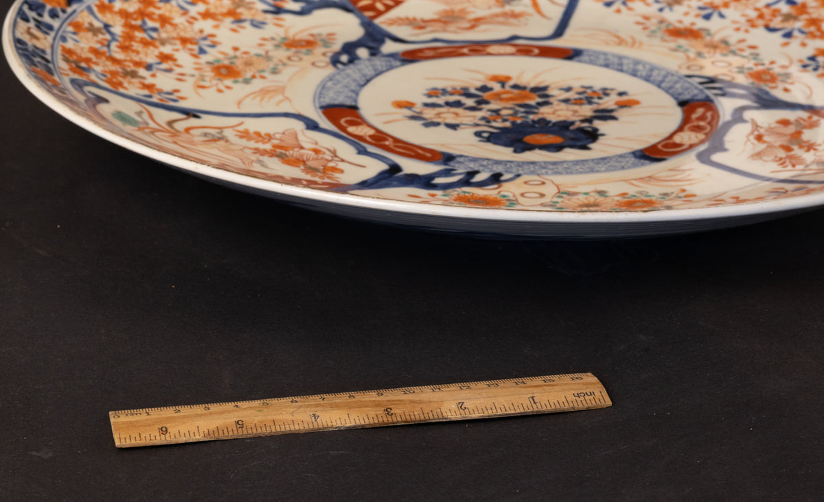 Monumentales Ensemble aus drei frühen japanischen Imari-Prunktellern (44–47 cm) – Edo-Zeit (ca. 1690–1720)