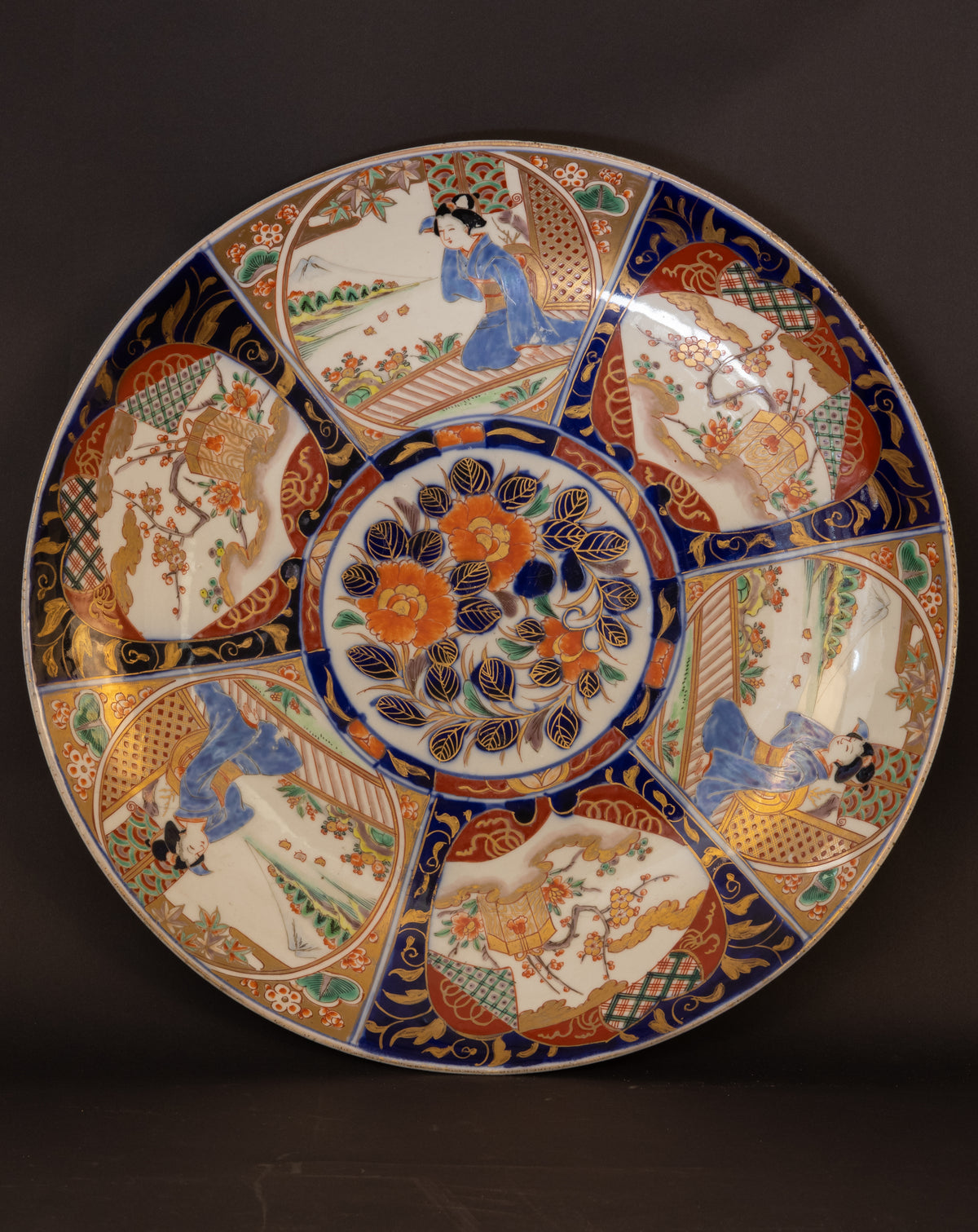 Monumentales Ensemble aus drei frühen japanischen Imari-Prunktellern (44–47 cm) – Edo-Zeit (ca. 1690–1720)