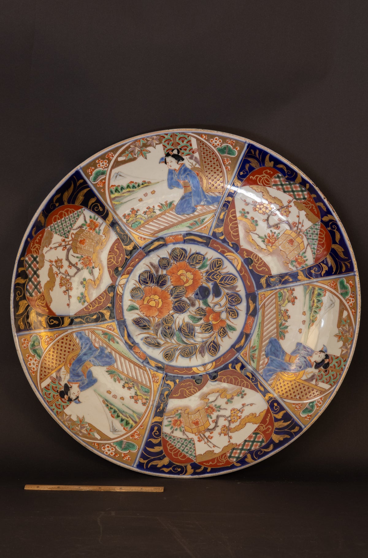 Monumentales Ensemble aus drei frühen japanischen Imari-Prunktellern (44–47 cm) – Edo-Zeit (ca. 1690–1720)