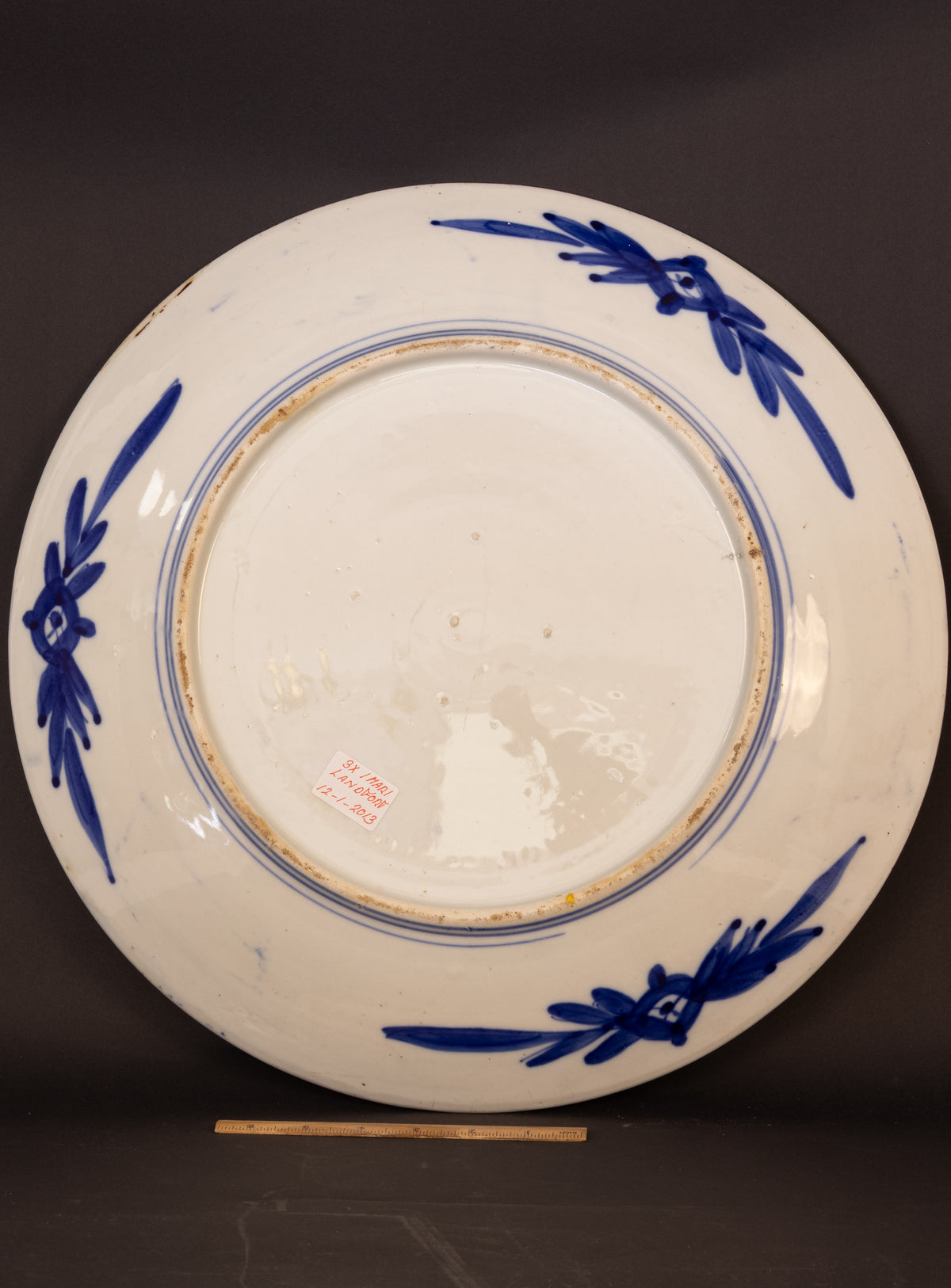 Monumentales Ensemble aus drei frühen japanischen Imari-Prunktellern (44–47 cm) – Edo-Zeit (ca. 1690–1720)