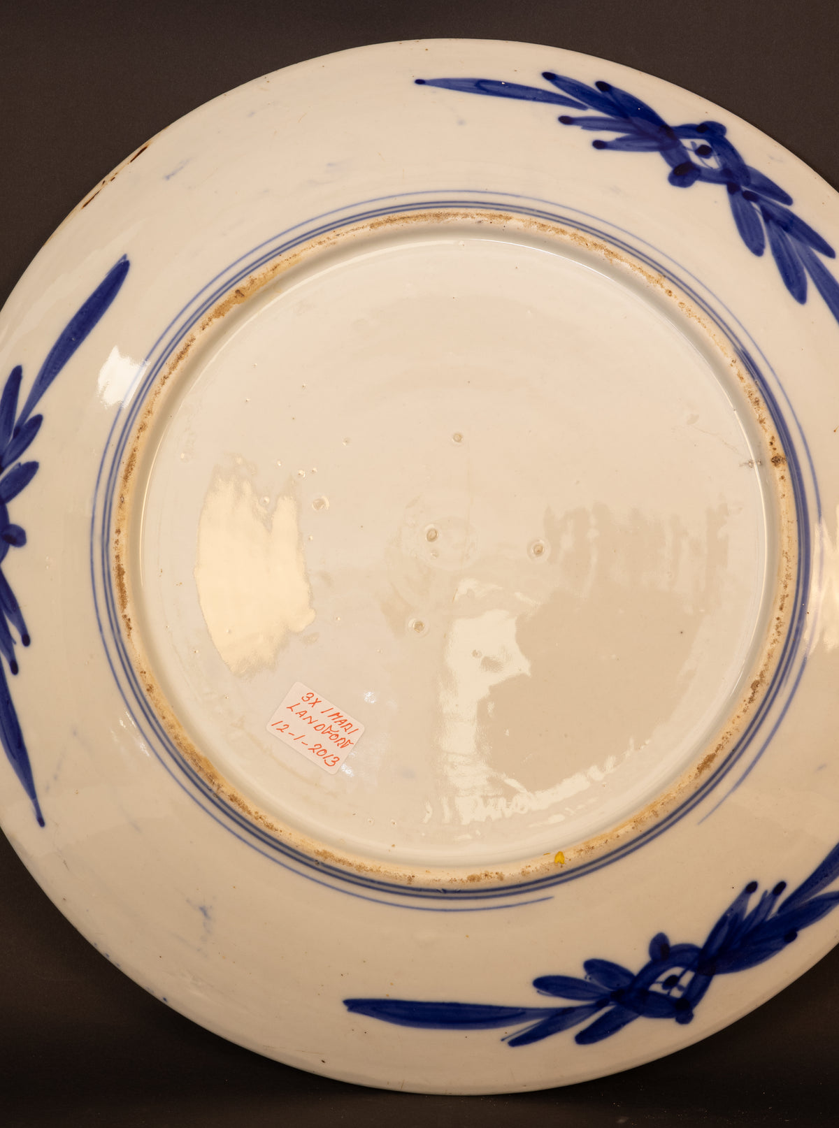 Monumentales Ensemble aus drei frühen japanischen Imari-Prunktellern (44–47 cm) – Edo-Zeit (ca. 1690–1720)