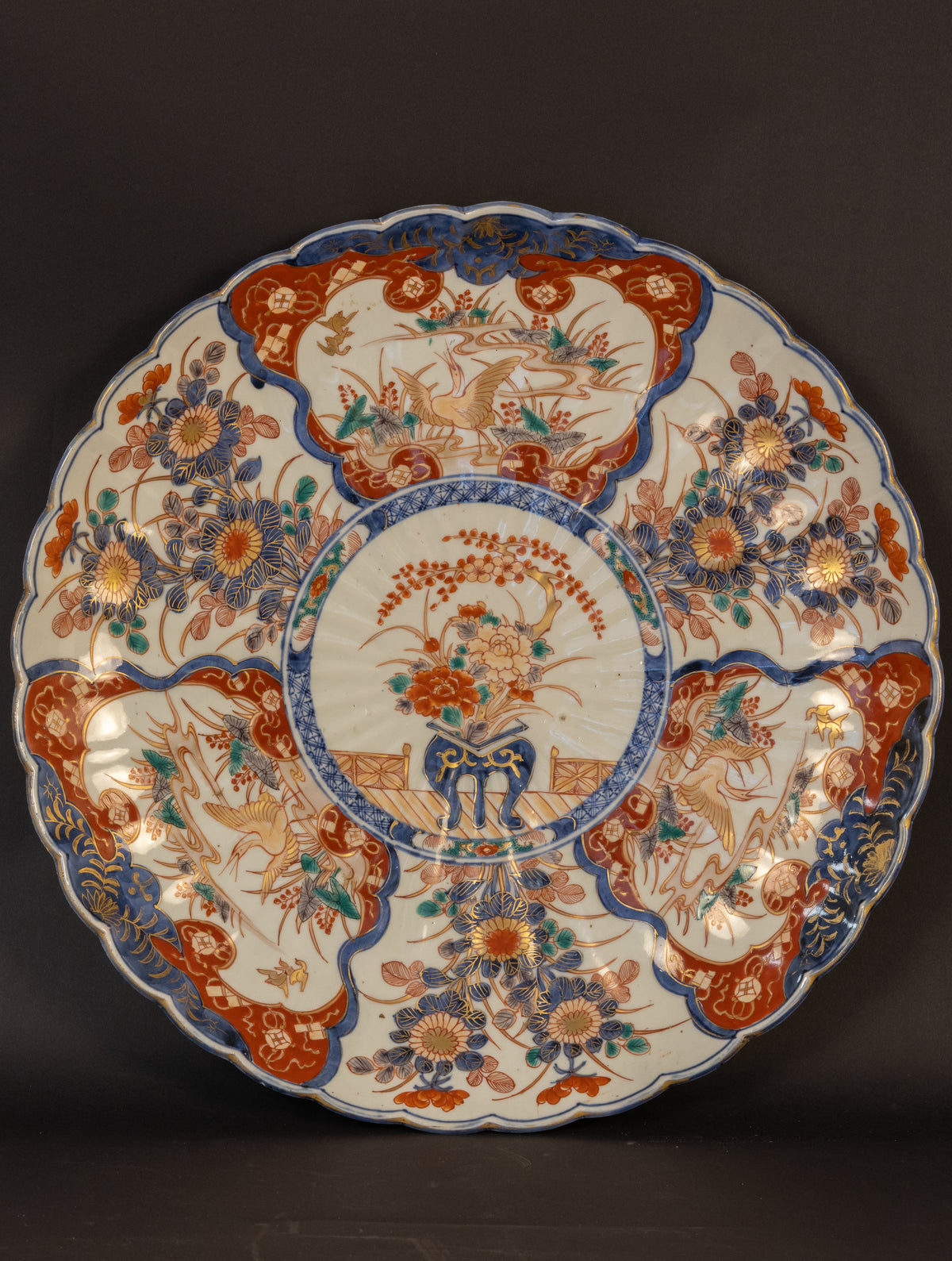 Monumentales Ensemble aus drei frühen japanischen Imari-Prunktellern (44–47 cm) – Edo-Zeit (ca. 1690–1720)