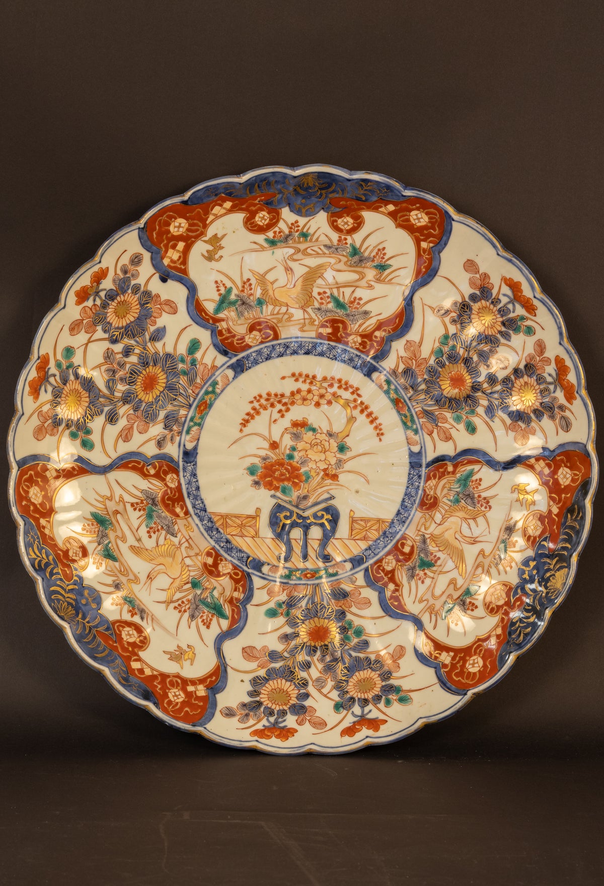 Monumentales Ensemble aus drei frühen japanischen Imari-Prunktellern (44–47 cm) – Edo-Zeit (ca. 1690–1720)