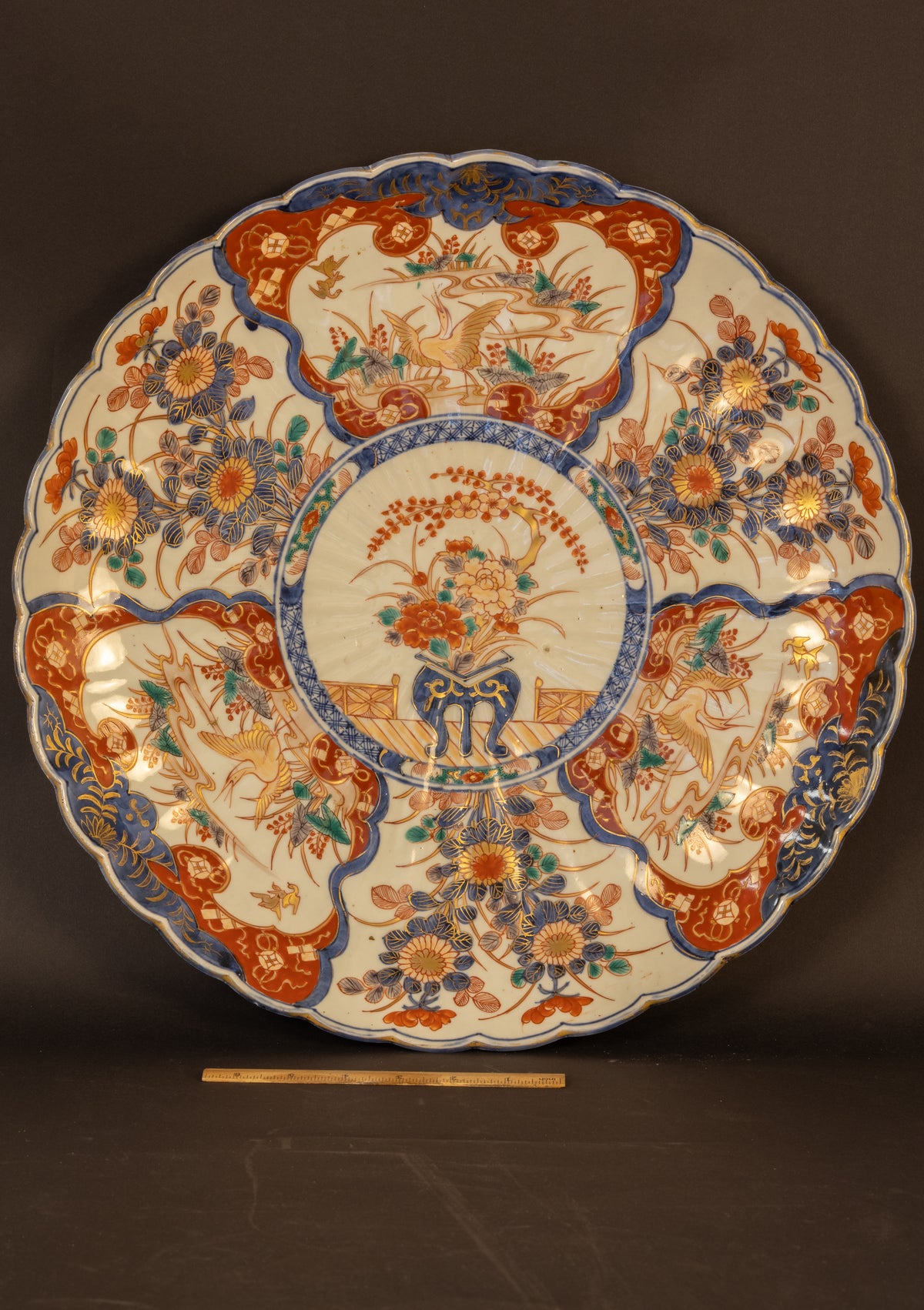 Monumentales Ensemble aus drei frühen japanischen Imari-Prunktellern (44–47 cm) – Edo-Zeit (ca. 1690–1720)