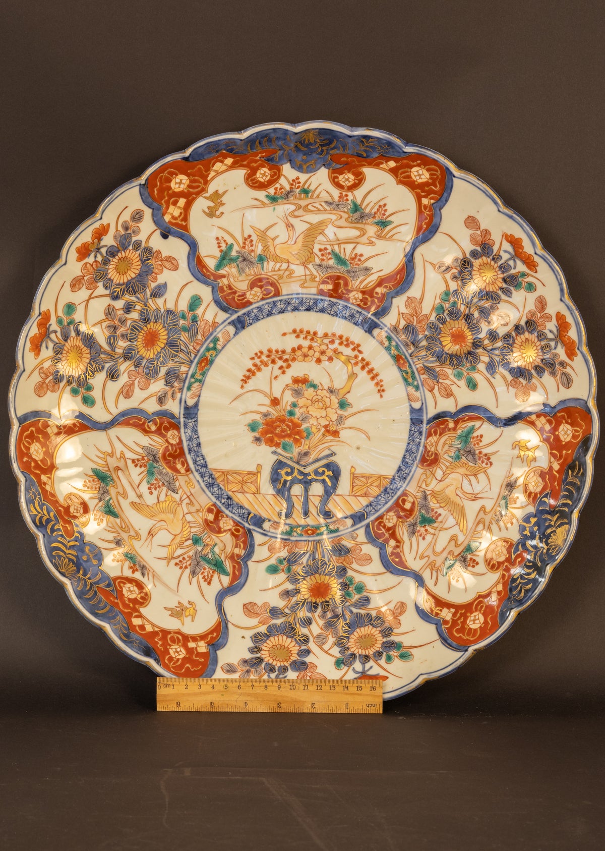 Monumentales Ensemble aus drei frühen japanischen Imari-Prunktellern (44–47 cm) – Edo-Zeit (ca. 1690–1720)