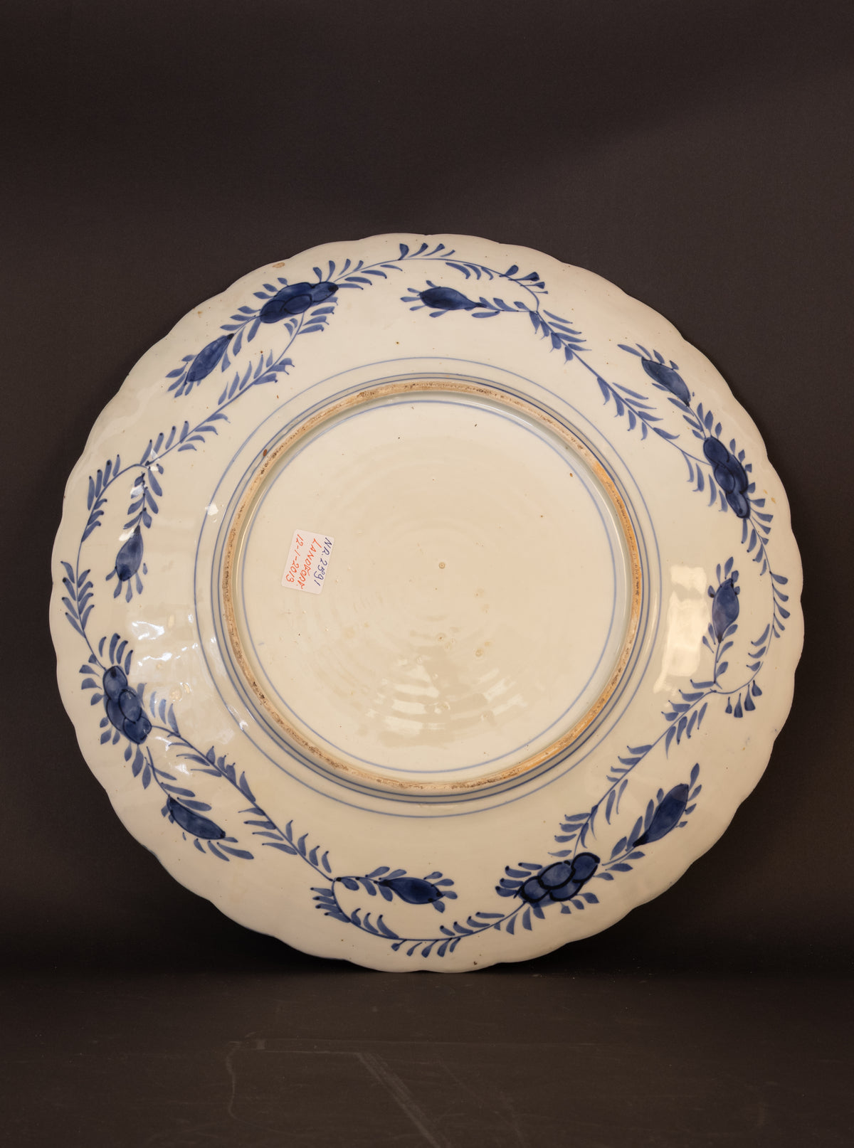 Monumentales Ensemble aus drei frühen japanischen Imari-Prunktellern (44–47 cm) – Edo-Zeit (ca. 1690–1720)