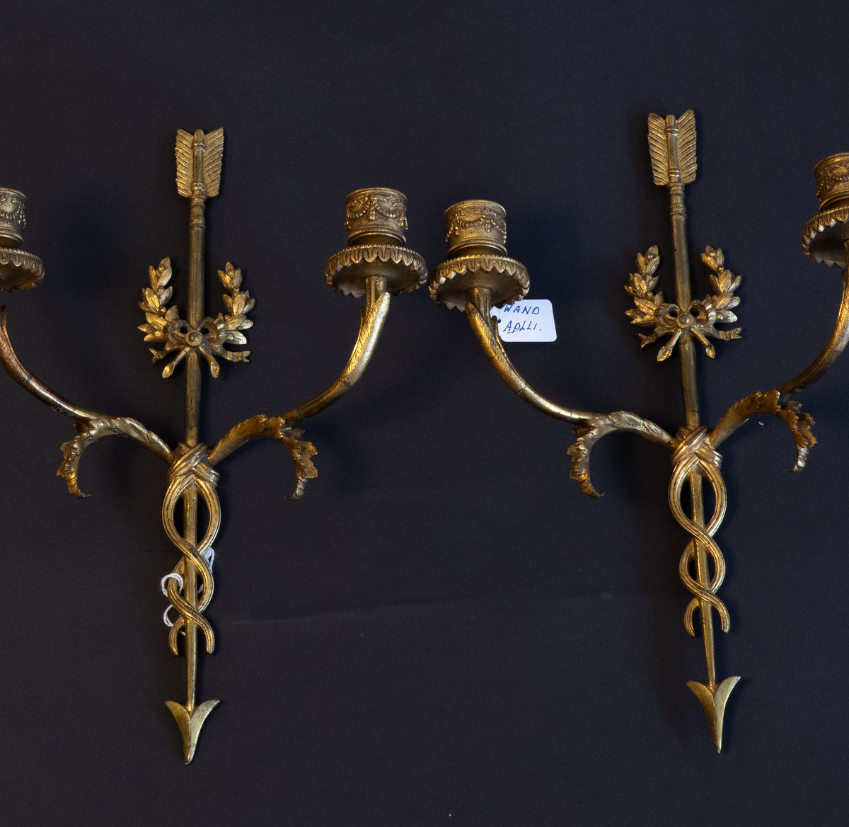 Paar vergoldete Wandkerzenhalter aus Bronze im französischen Louis-XVI-Stil mit Pfeilmotiv – Napoleon III., ca. 1870–1880