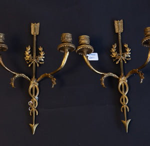Paar vergoldete Wandkerzenhalter aus Bronze im französischen Louis-XVI-Stil mit Pfeilmotiv – Napoleon III., ca. 1870–1880