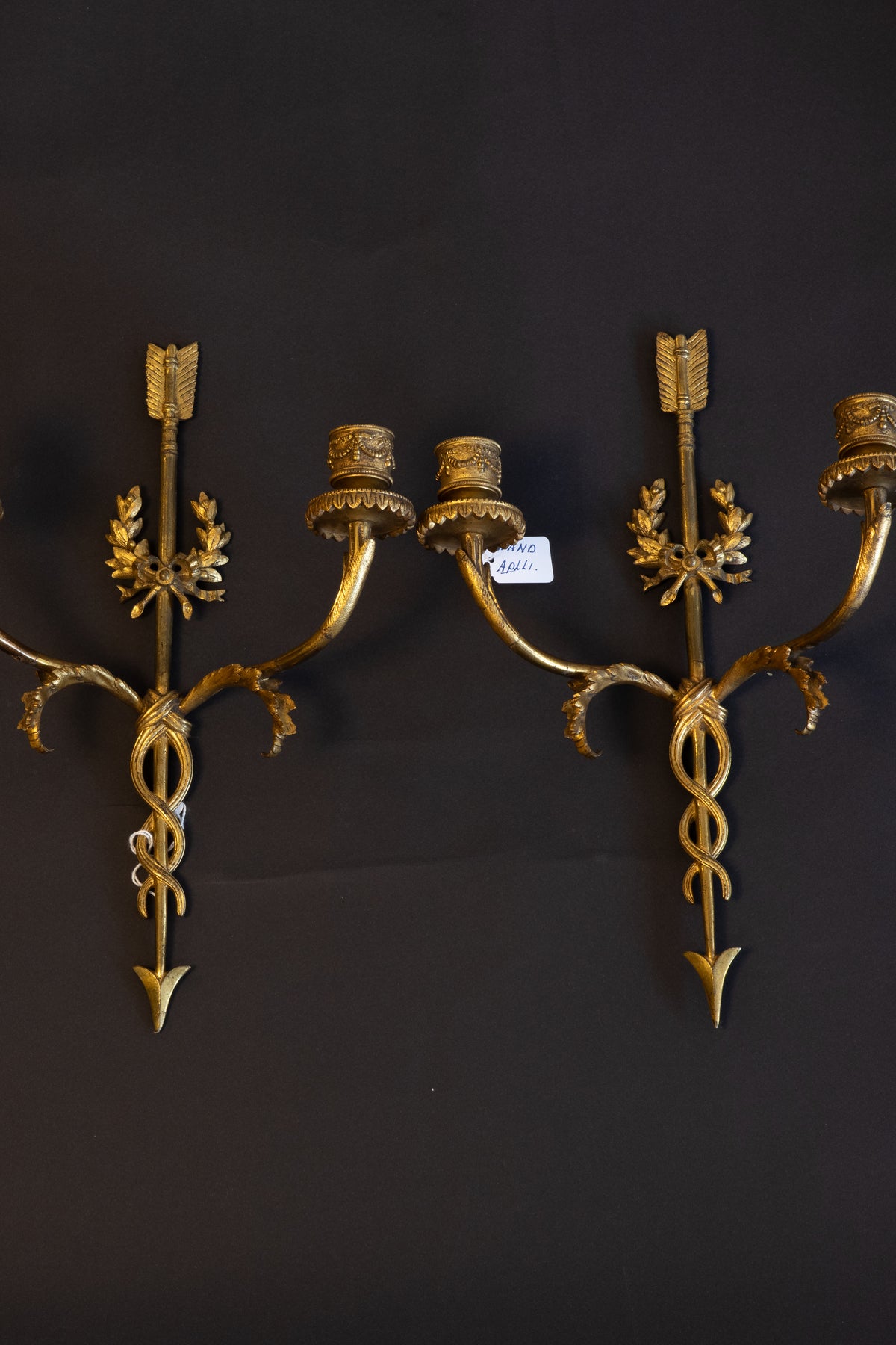 Paar vergoldete Wandkerzenhalter aus Bronze im französischen Louis-XVI-Stil mit Pfeilmotiv – Napoleon III., ca. 1870–1880