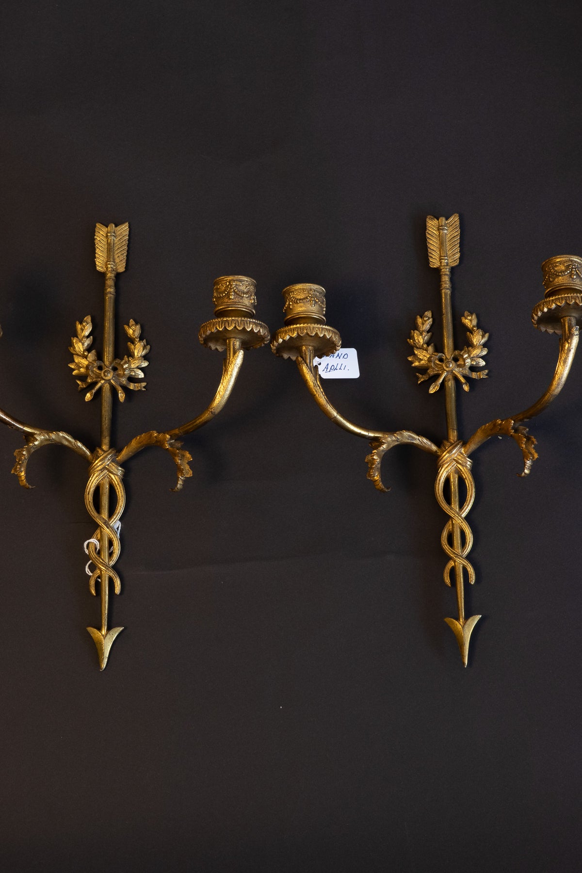 Paar vergoldete Wandkerzenhalter aus Bronze im französischen Louis-XVI-Stil mit Pfeilmotiv – Napoleon III., ca. 1870–1880