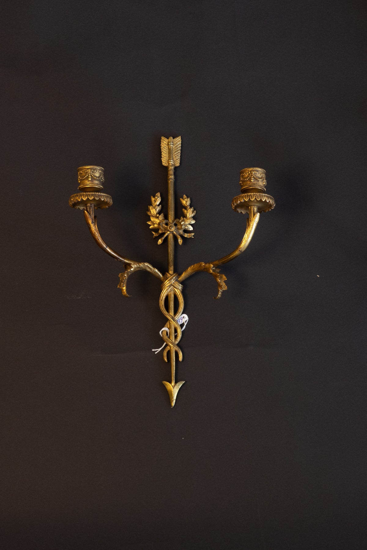 Paar vergoldete Wandkerzenhalter aus Bronze im französischen Louis-XVI-Stil mit Pfeilmotiv – Napoleon III., ca. 1870–1880
