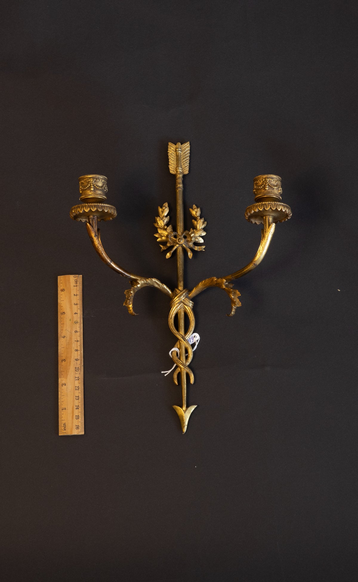 Paar vergoldete Wandkerzenhalter aus Bronze im französischen Louis-XVI-Stil mit Pfeilmotiv – Napoleon III., ca. 1870–1880