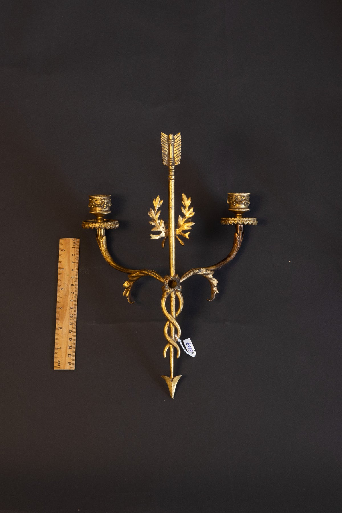 Paar vergoldete Wandkerzenhalter aus Bronze im französischen Louis-XVI-Stil mit Pfeilmotiv – Napoleon III., ca. 1870–1880