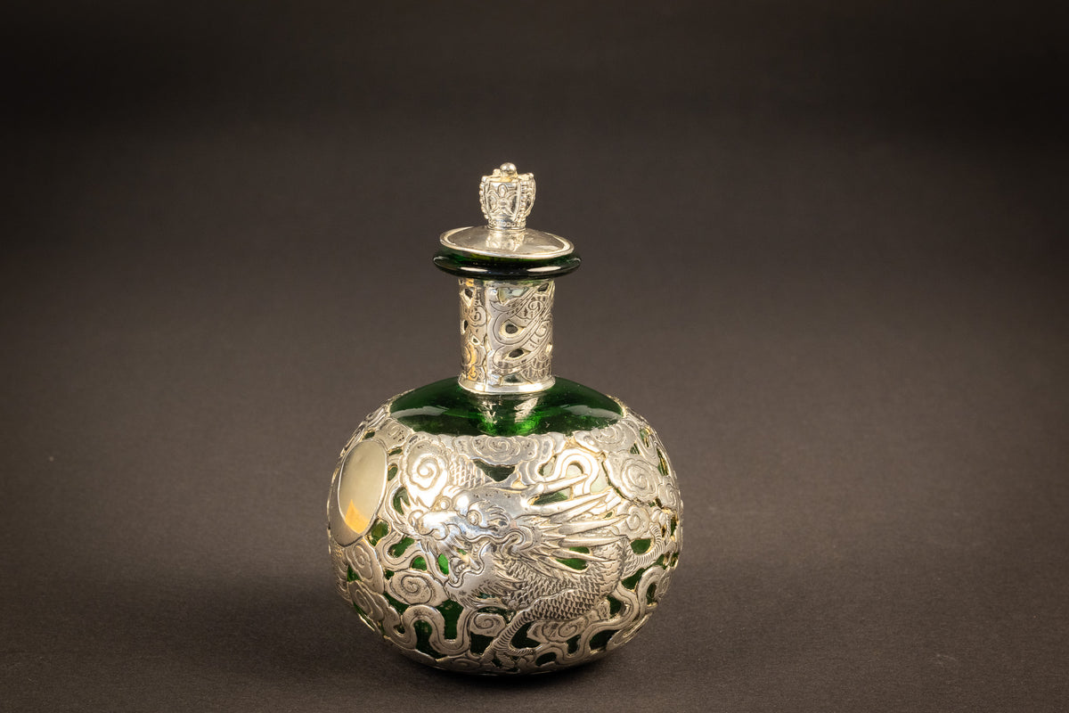 Antiker chinesischer Export-Silberflakon / Parfümflakon mit grünem Glas und Drache – 12 cm – ca. 1890–1920