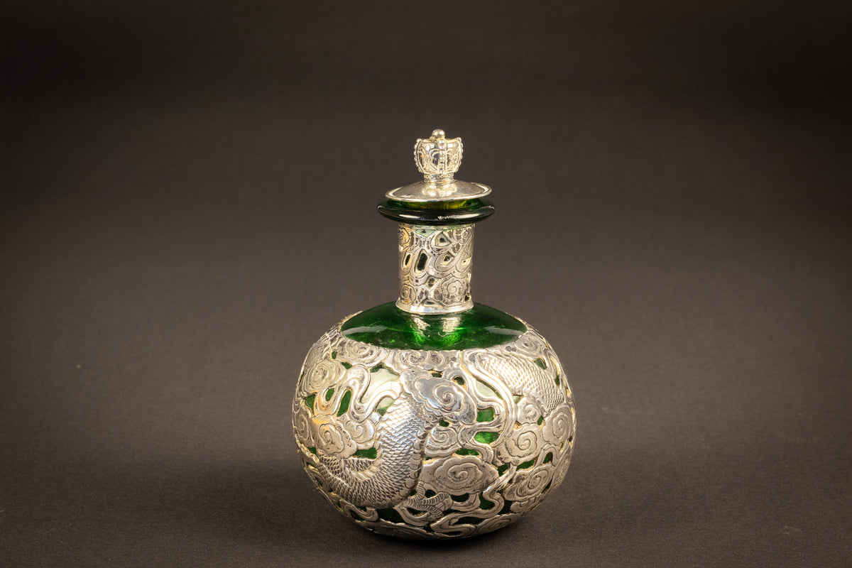 Antiker chinesischer Export-Silberflakon / Parfümflakon mit grünem Glas und Drache – 12 cm – ca. 1890–1920