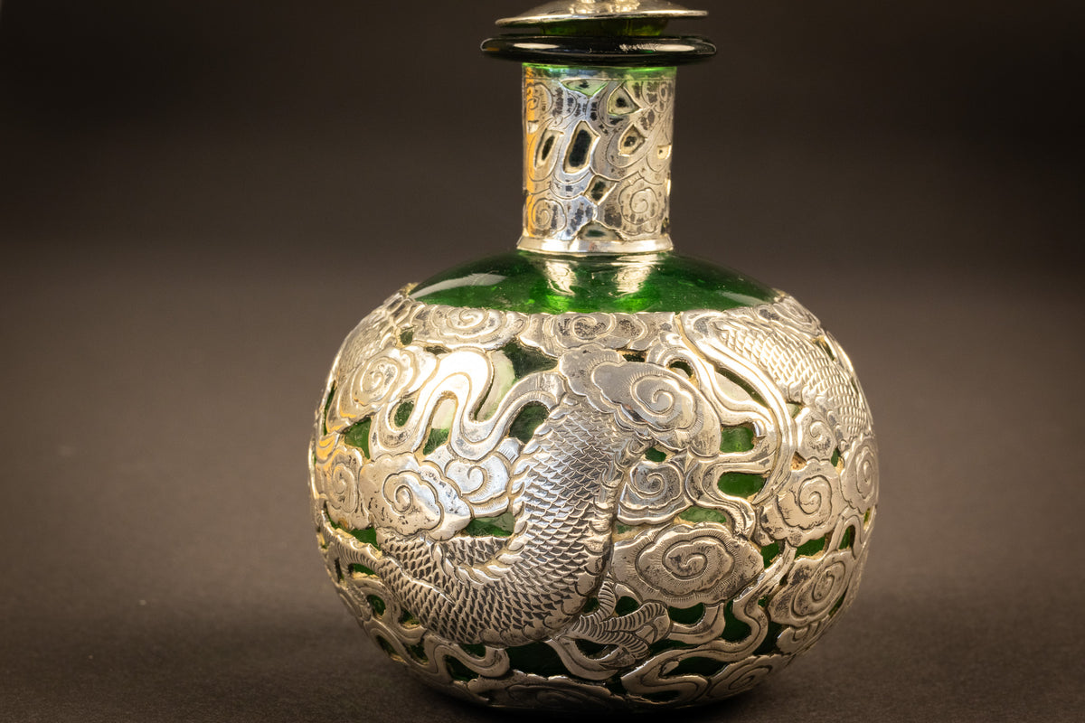 Antiker chinesischer Export-Silberflakon / Parfümflakon mit grünem Glas und Drache – 12 cm – ca. 1890–1920