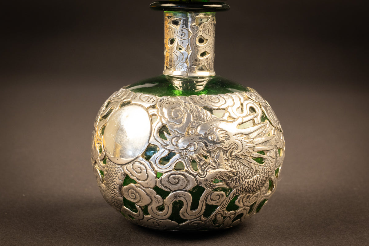 Antiker chinesischer Export-Silberflakon / Parfümflakon mit grünem Glas und Drache – 12 cm – ca. 1890–1920