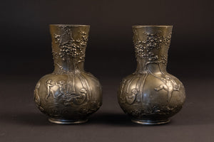 Paar Art Nouveau tinnen vazen met reliëf van spelende putti – Charles Perron (ca. 1900)