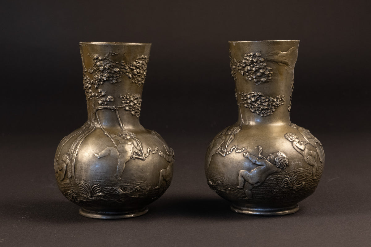 Paar Art Nouveau tinnen vazen met reliëf van spelende putti – Charles Perron (ca. 1900)