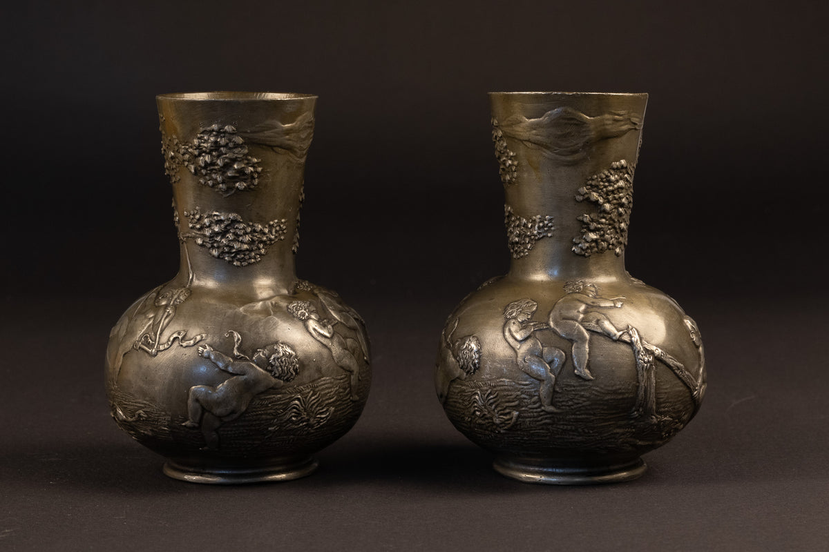 Paar Art Nouveau tinnen vazen met reliëf van spelende putti – Charles Perron (ca. 1900)