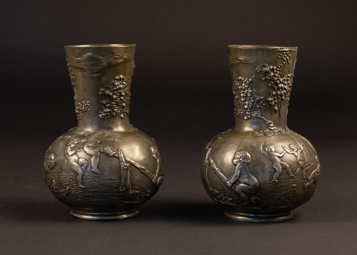 Paar Art Nouveau tinnen vazen met reliëf van spelende putti – Charles Perron (ca. 1900)