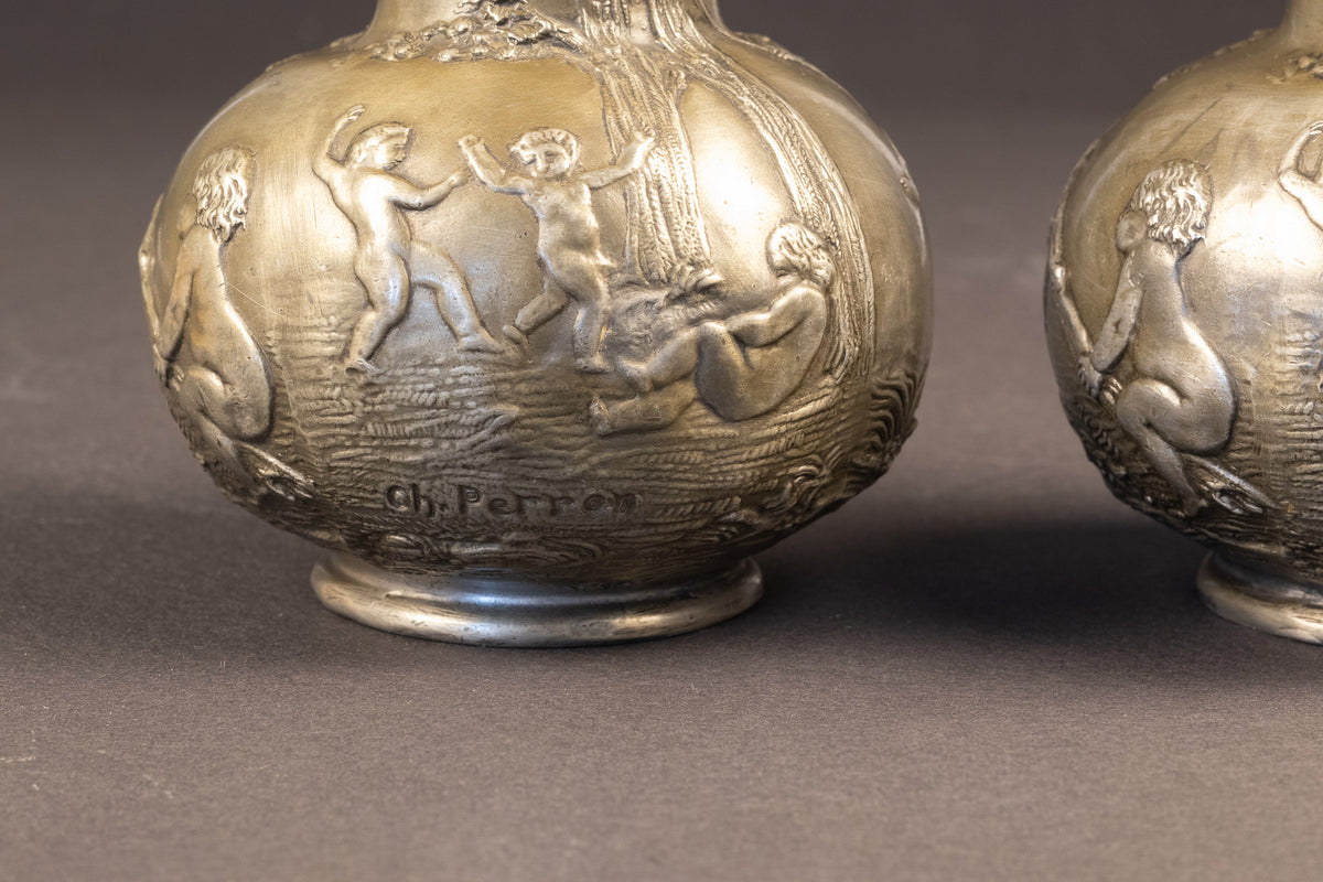 Paar Art Nouveau tinnen vazen met reliëf van spelende putti – Charles Perron (ca. 1900)