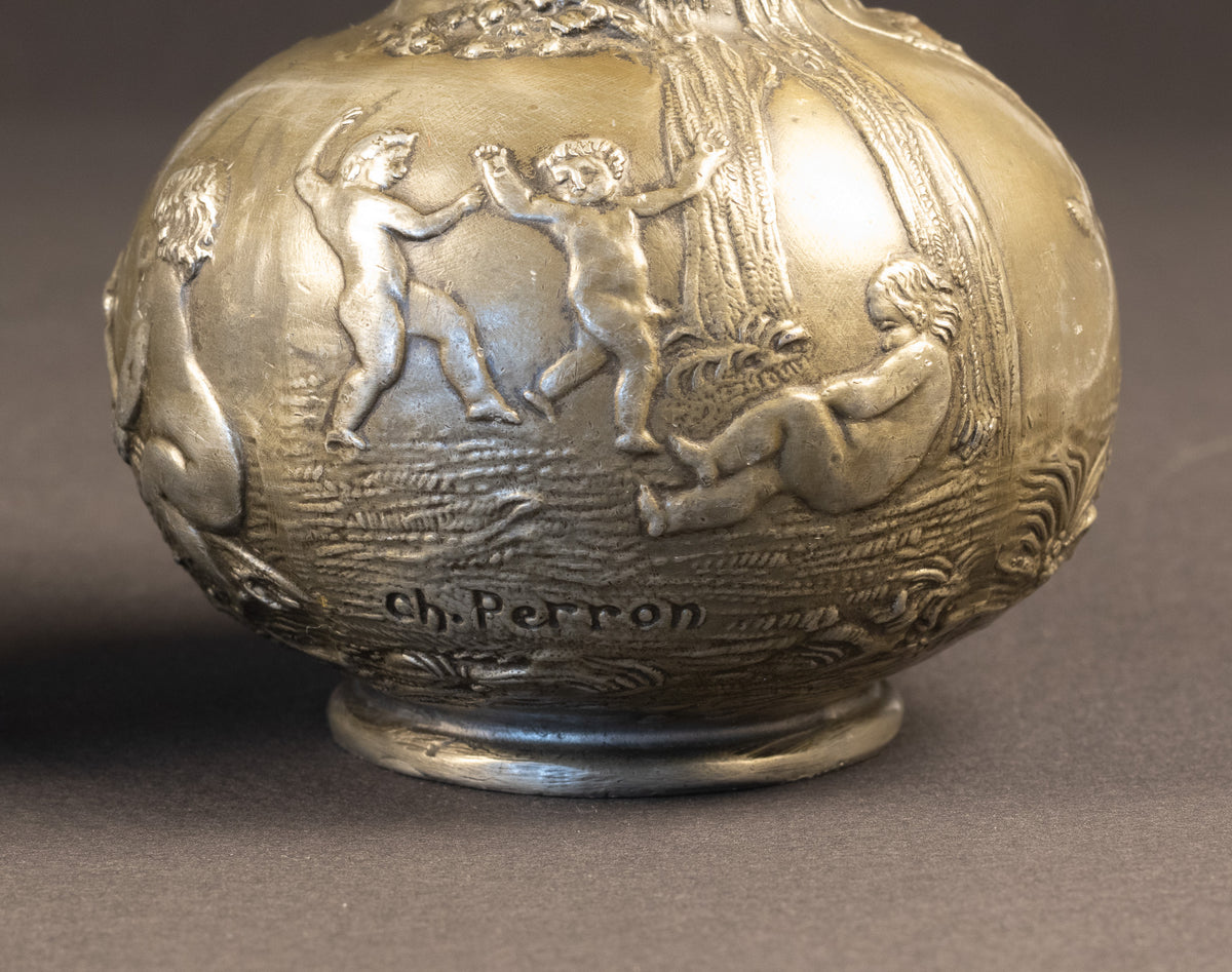 Paar Art Nouveau tinnen vazen met reliëf van spelende putti – Charles Perron (ca. 1900)