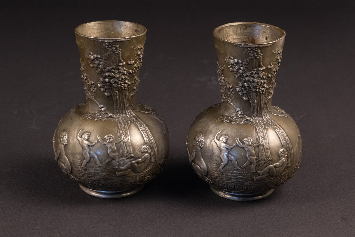 Paar Art Nouveau tinnen vazen met reliëf van spelende putti – Charles Perron (ca. 1900)