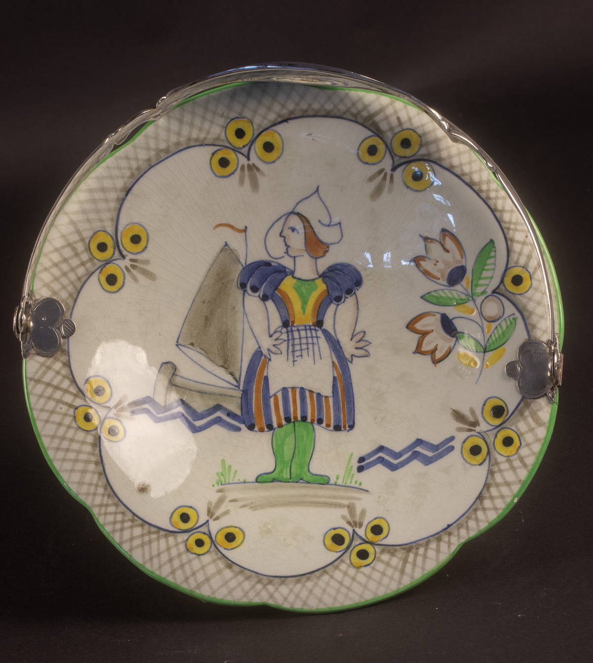 Art Deco plateel bonbonschaaltje op voet met zilveren hengsel – Decor ‘Holiday’, ca. 1925–1935