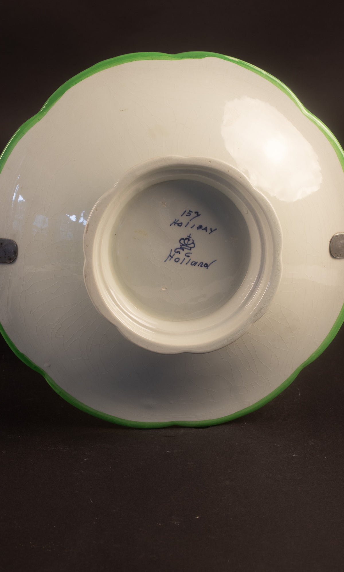 Art Deco plateel bonbonschaaltje op voet met zilveren hengsel – Decor ‘Holiday’, ca. 1925–1935