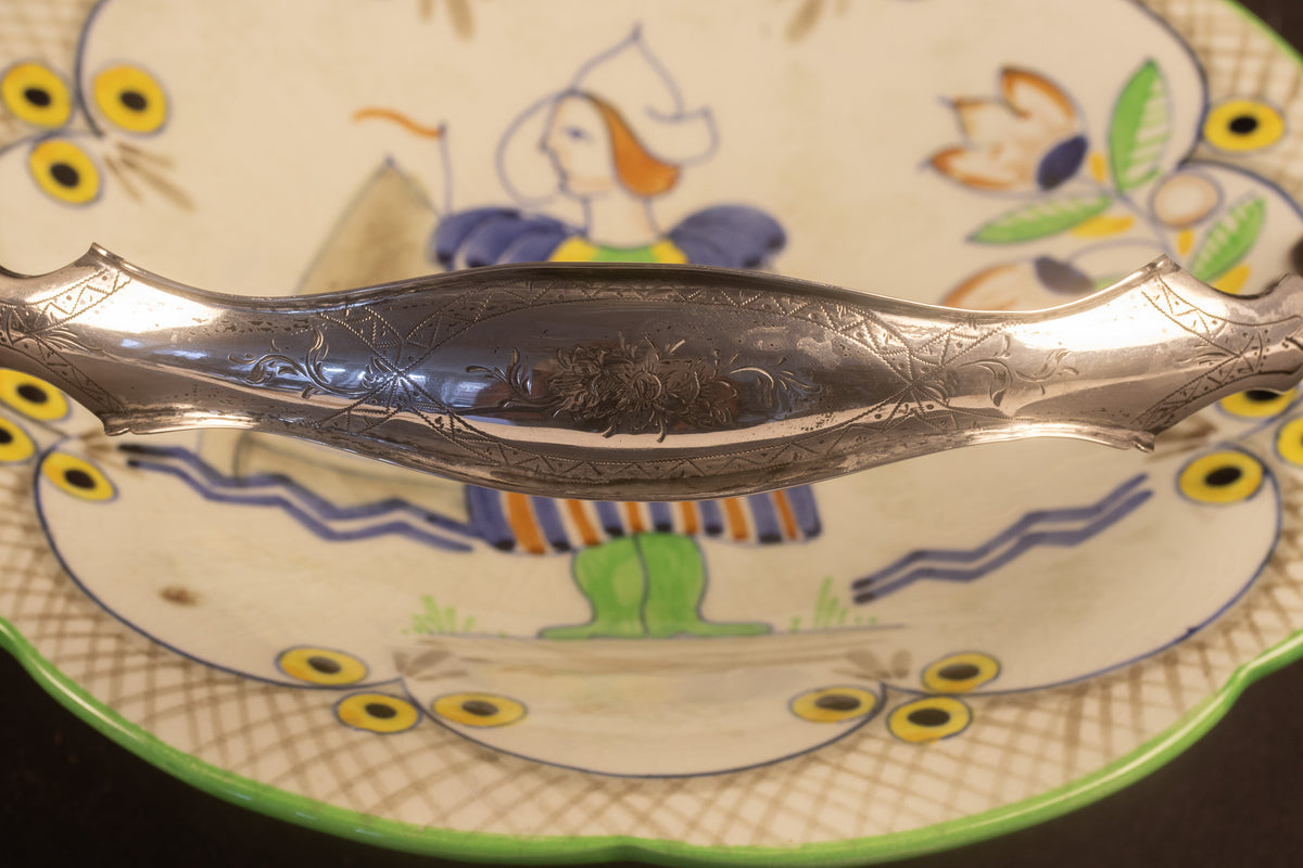 Art Deco plateel bonbonschaaltje op voet met zilveren hengsel – Decor ‘Holiday’, ca. 1925–1935