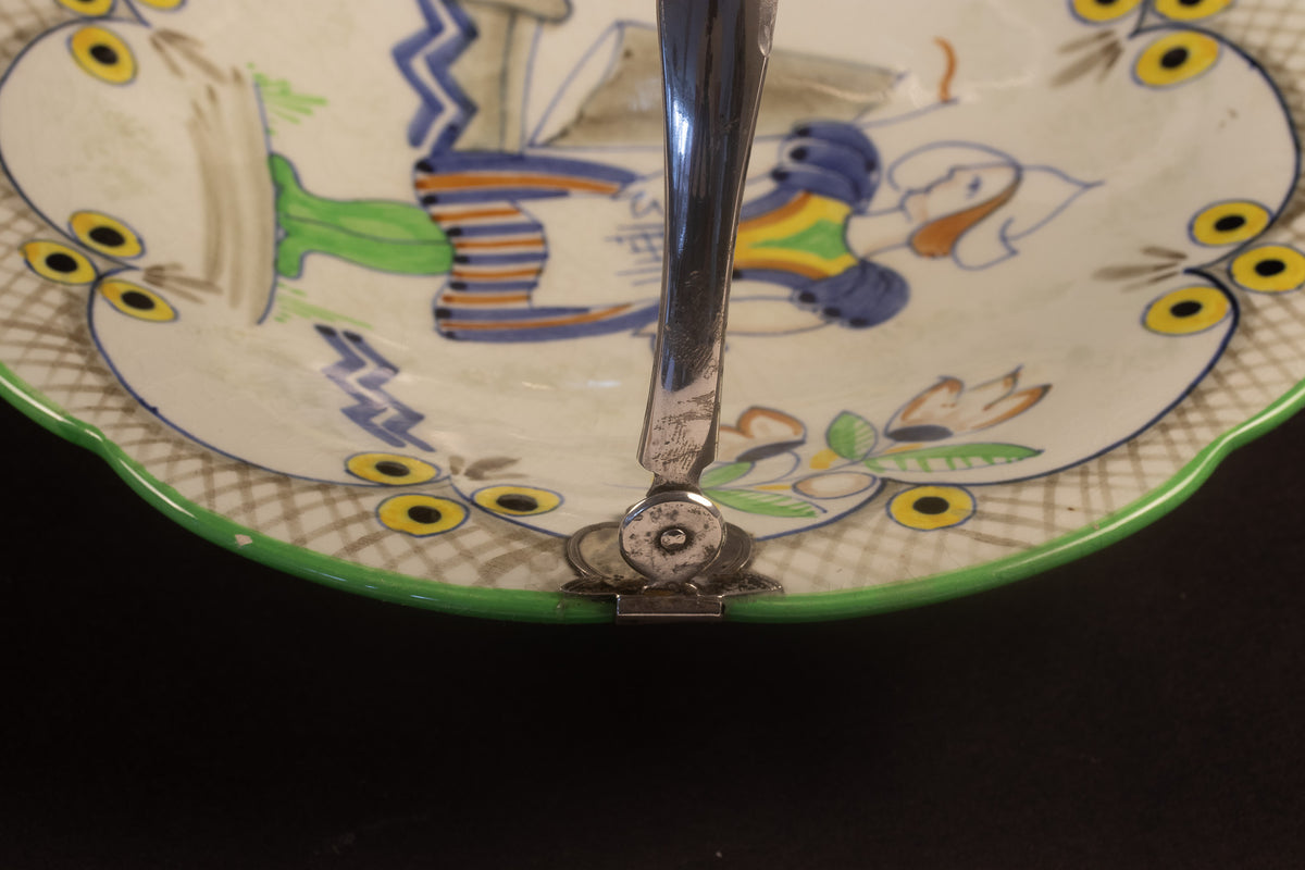 Art Deco plateel bonbonschaaltje op voet met zilveren hengsel – Decor ‘Holiday’, ca. 1925–1935
