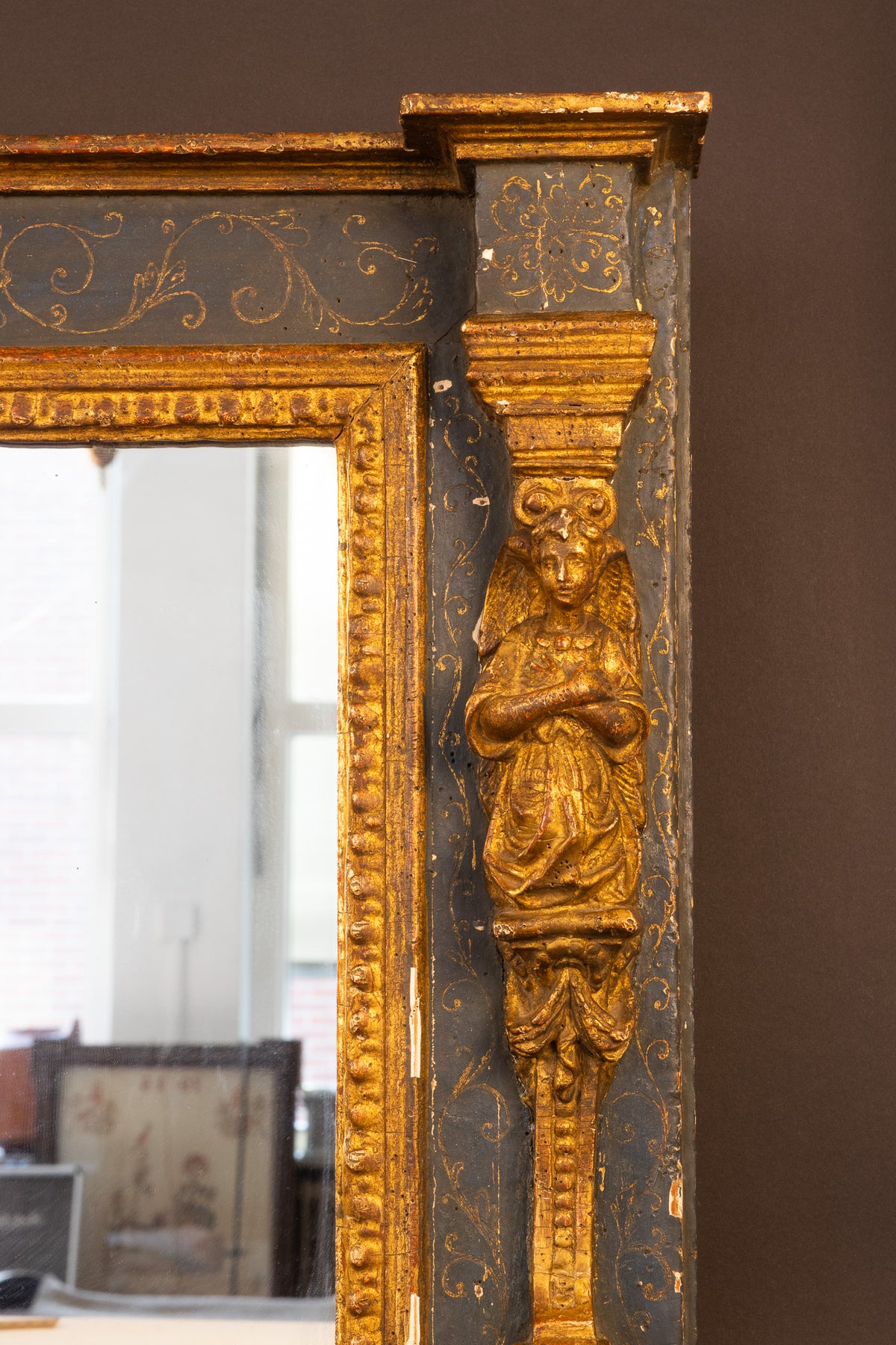 Seltene manieristische Aedicula-Tabernakelspiegel mit Engelsfiguren – Frühes 17. Jahrhundert (ca. 1600–1630)