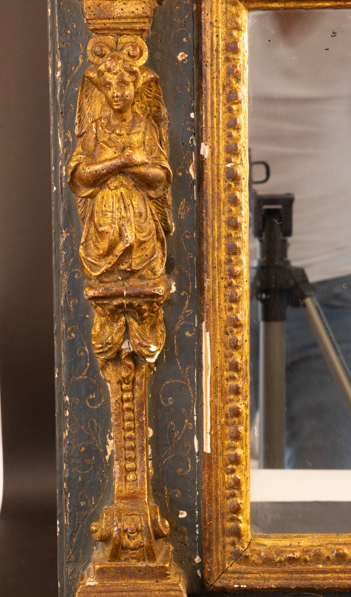 Seltene manieristische Aedicula-Tabernakelspiegel mit Engelsfiguren – Frühes 17. Jahrhundert (ca. 1600–1630)