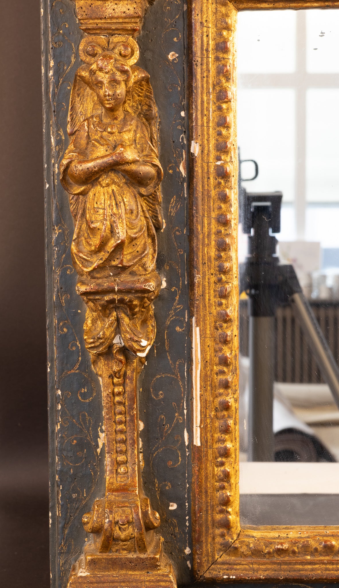 Seltene manieristische Aedicula-Tabernakelspiegel mit Engelsfiguren – Frühes 17. Jahrhundert (ca. 1600–1630)