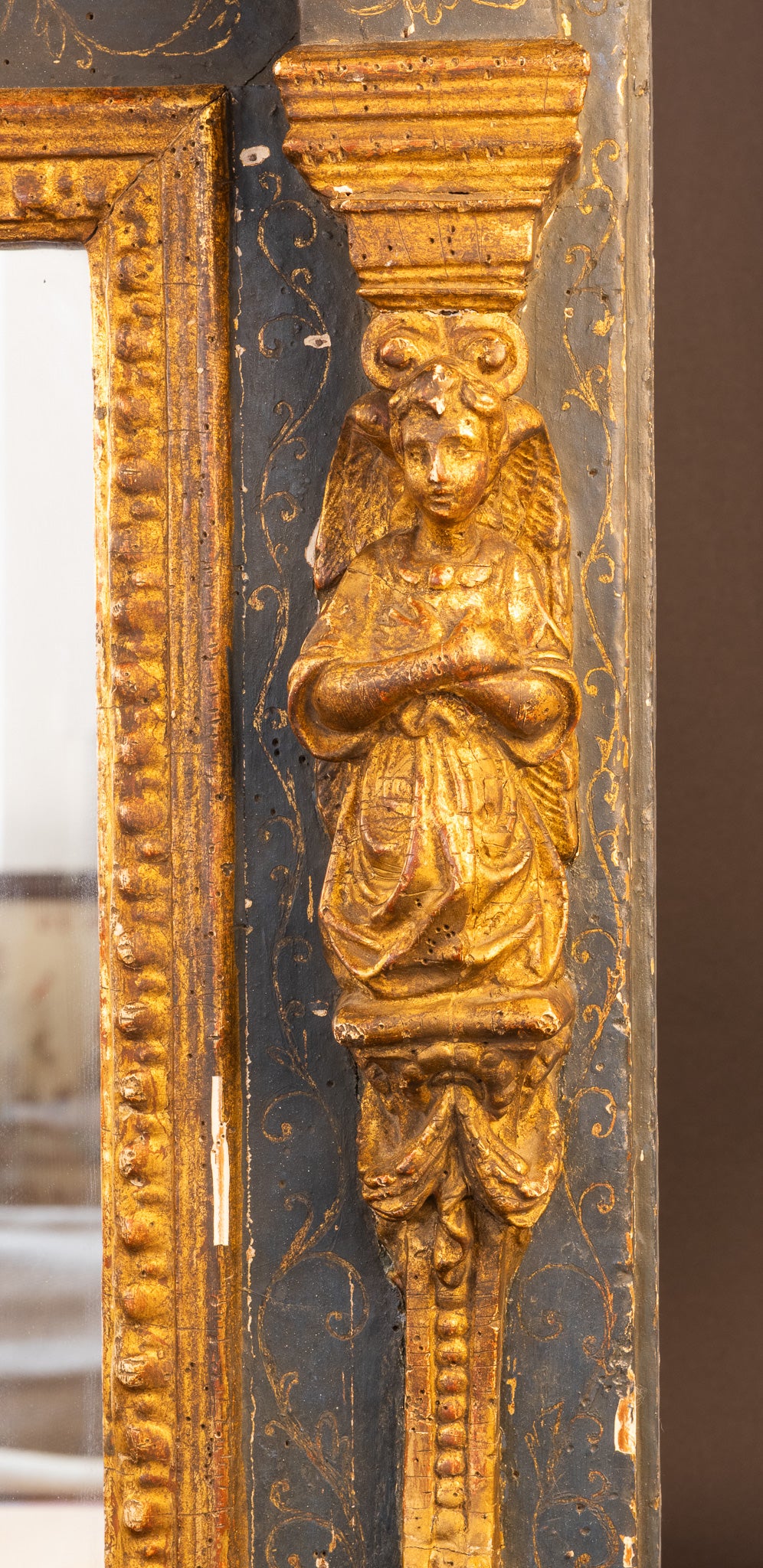 Seltene manieristische Aedicula-Tabernakelspiegel mit Engelsfiguren – Frühes 17. Jahrhundert (ca. 1600–1630)