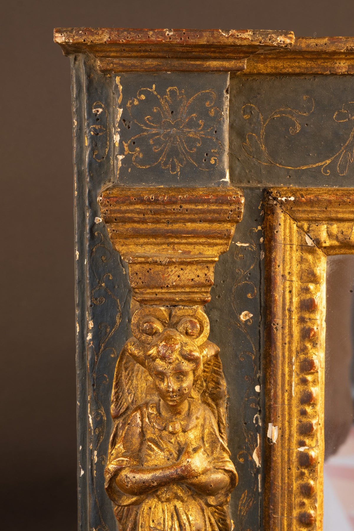 Seltene manieristische Aedicula-Tabernakelspiegel mit Engelsfiguren – Frühes 17. Jahrhundert (ca. 1600–1630)