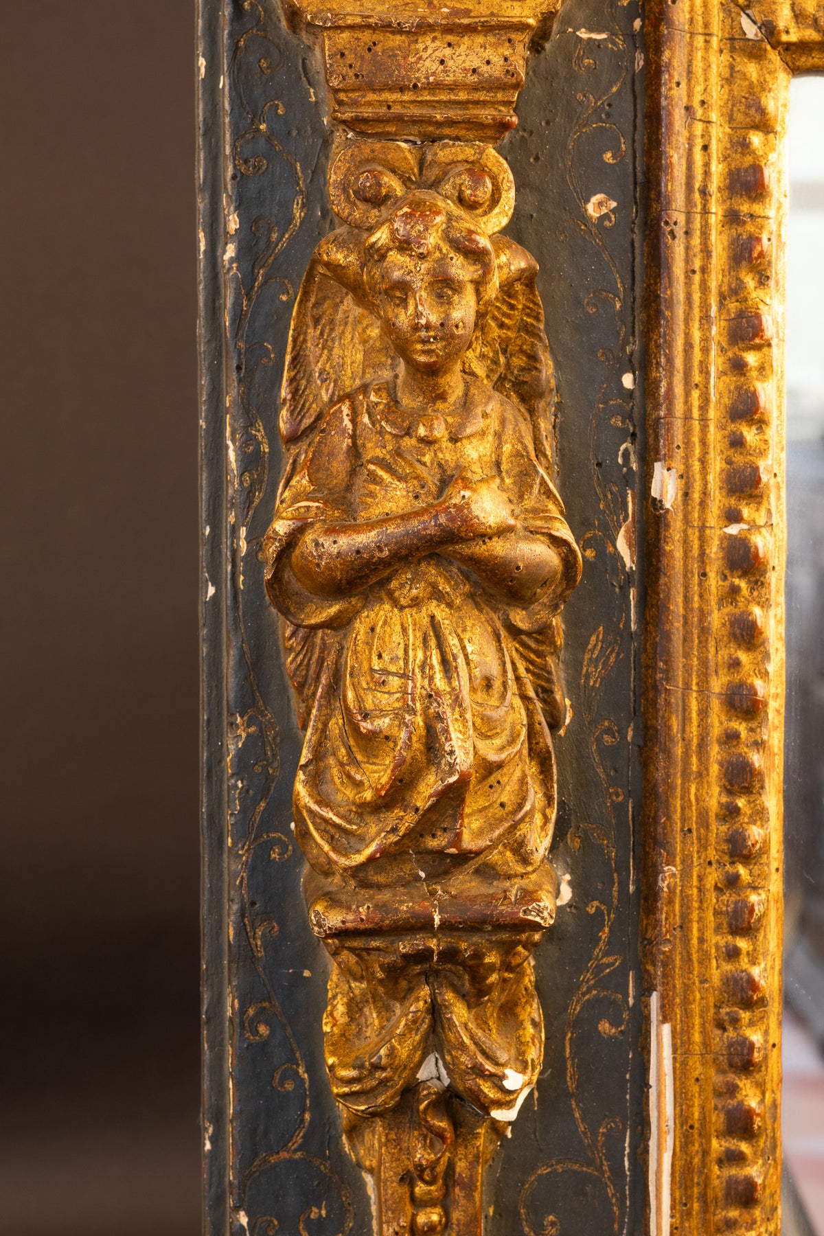 Seltene manieristische Aedicula-Tabernakelspiegel mit Engelsfiguren – Frühes 17. Jahrhundert (ca. 1600–1630)