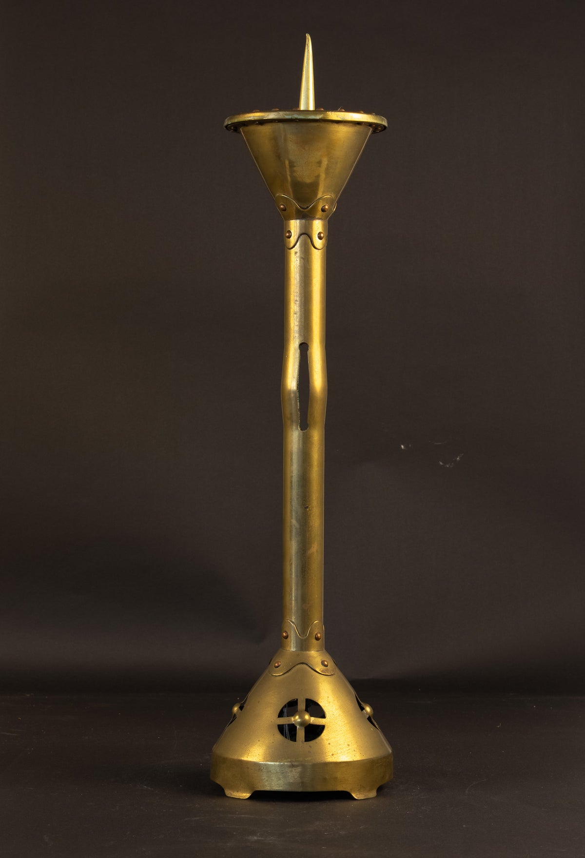 Monumentaler kirchlicher Art-déco-Altarleuchter – handgetriebenes Messing – ca. 1910–1930