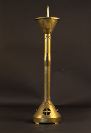 Monumentaler kirchlicher Art-déco-Altarleuchter – handgetriebenes Messing – ca. 1910–1930
