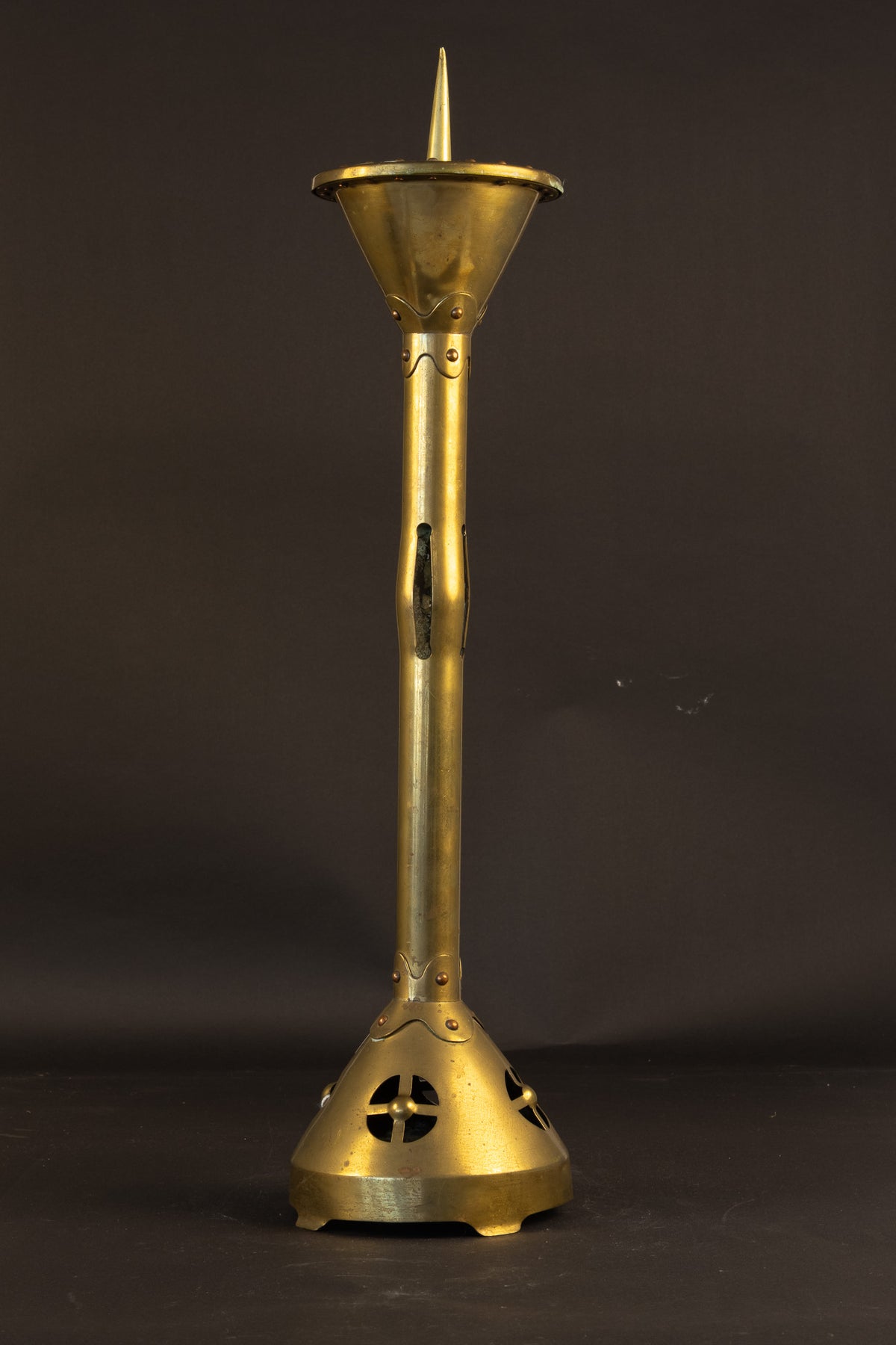Monumentaler kirchlicher Art-déco-Altarleuchter – handgetriebenes Messing – ca. 1910–1930