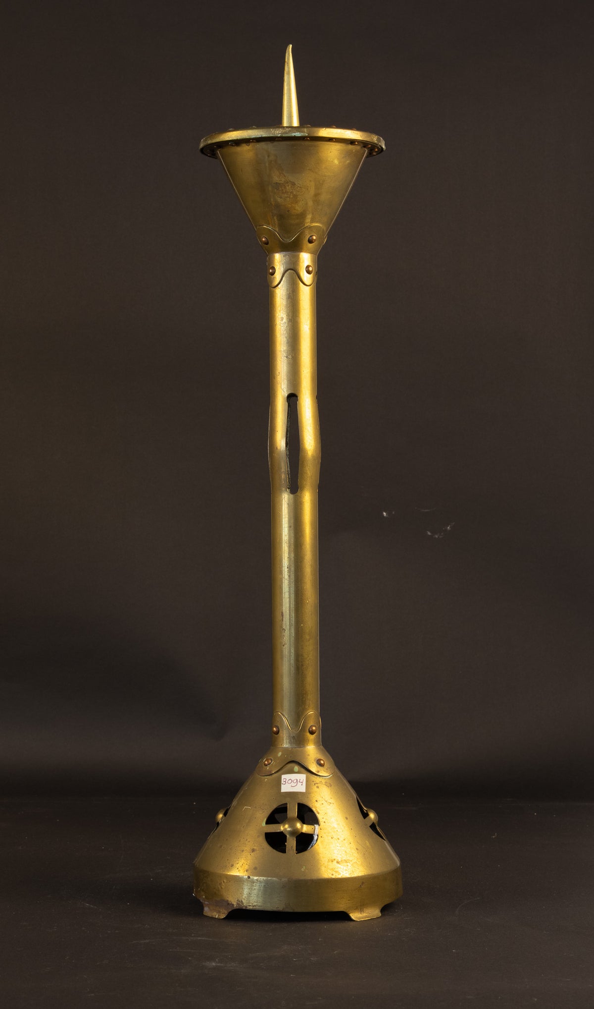 Monumentaler kirchlicher Art-déco-Altarleuchter – handgetriebenes Messing – ca. 1910–1930