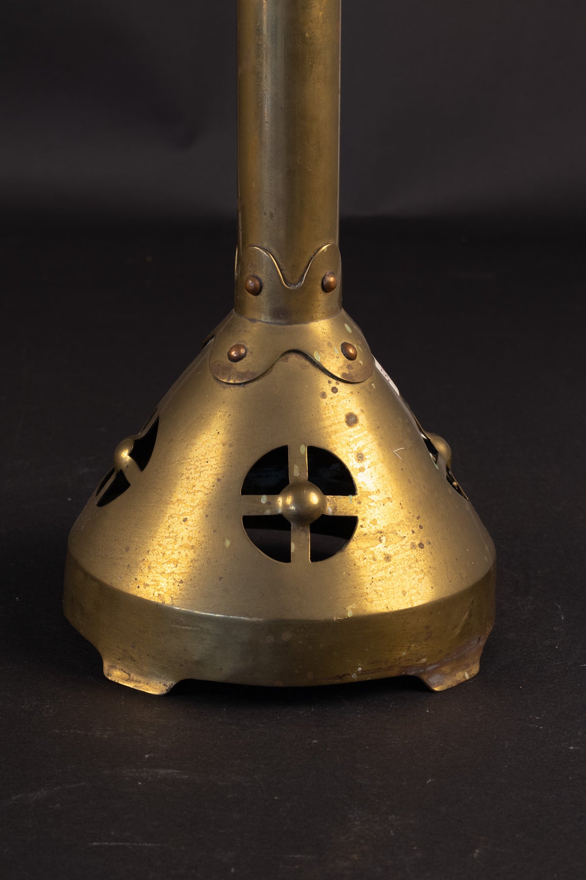 Monumentaler kirchlicher Art-déco-Altarleuchter – handgetriebenes Messing – ca. 1910–1930