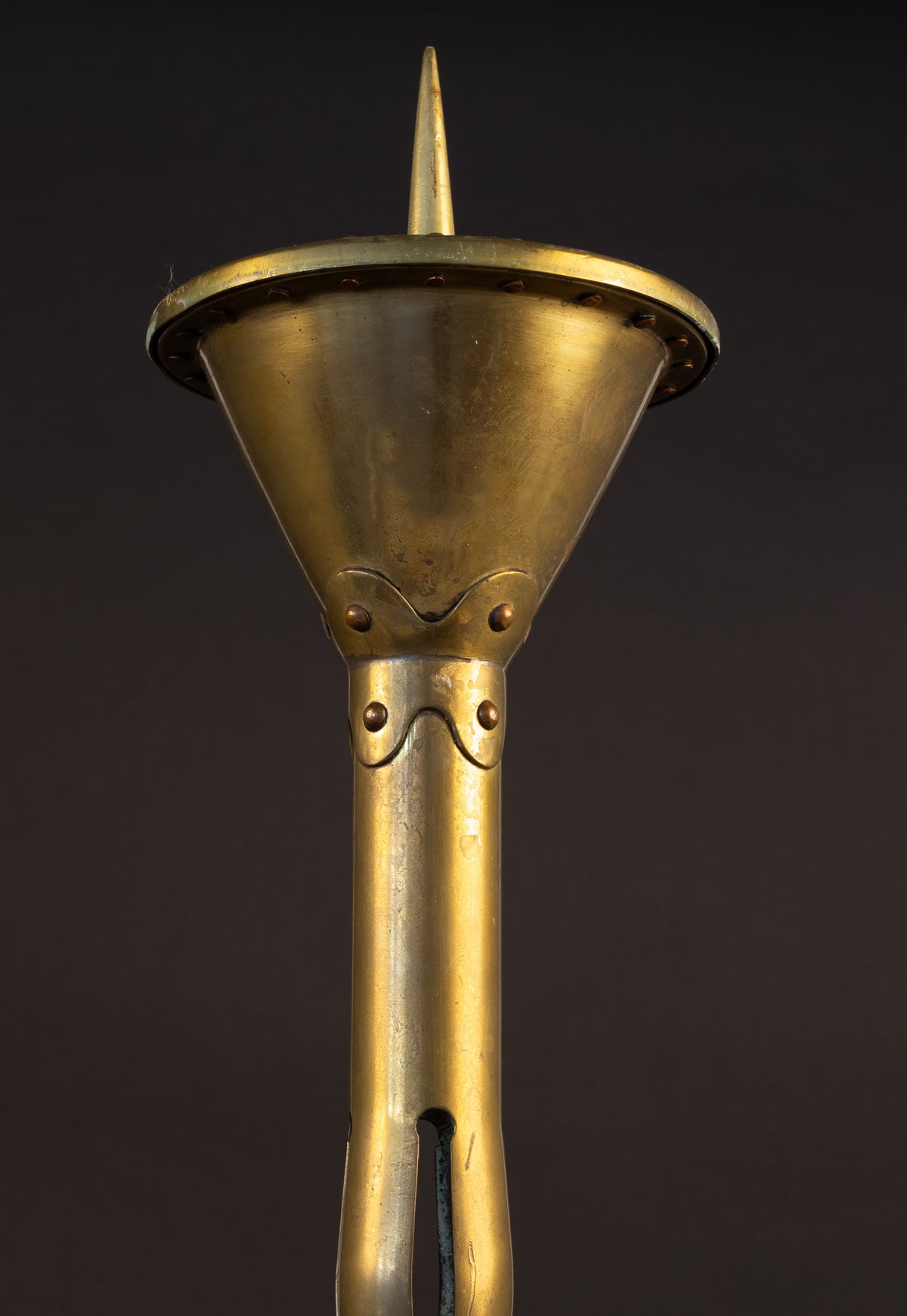 Monumentaler kirchlicher Art-déco-Altarleuchter – handgetriebenes Messing – ca. 1910–1930